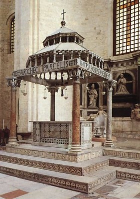 Bari_Basilica_San_Nicola_altare.jpg